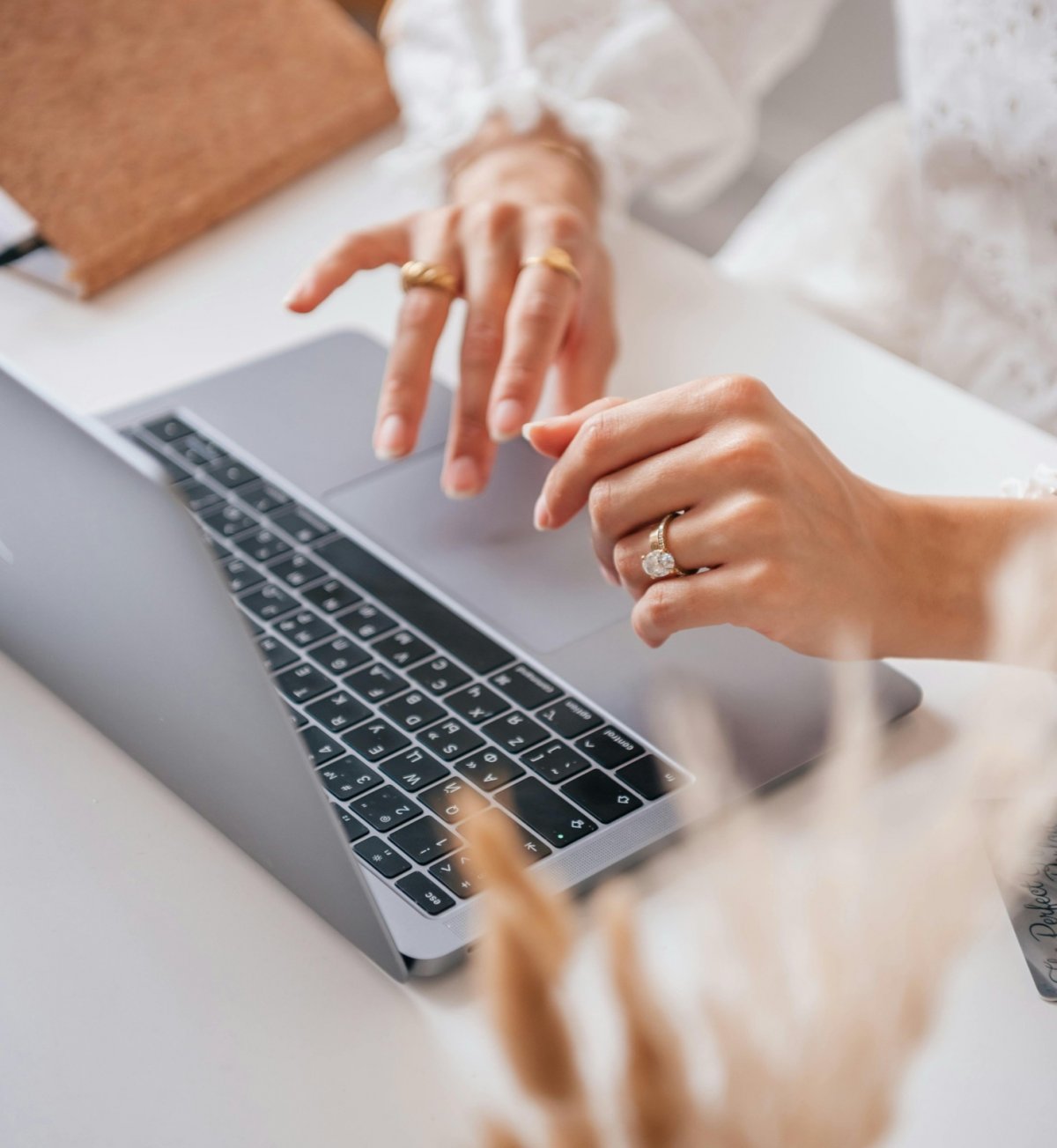 Mains posées sur le clavier d'un ordinateur portable